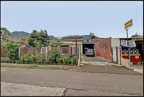Adinda Homestay Lembang Exterior photo