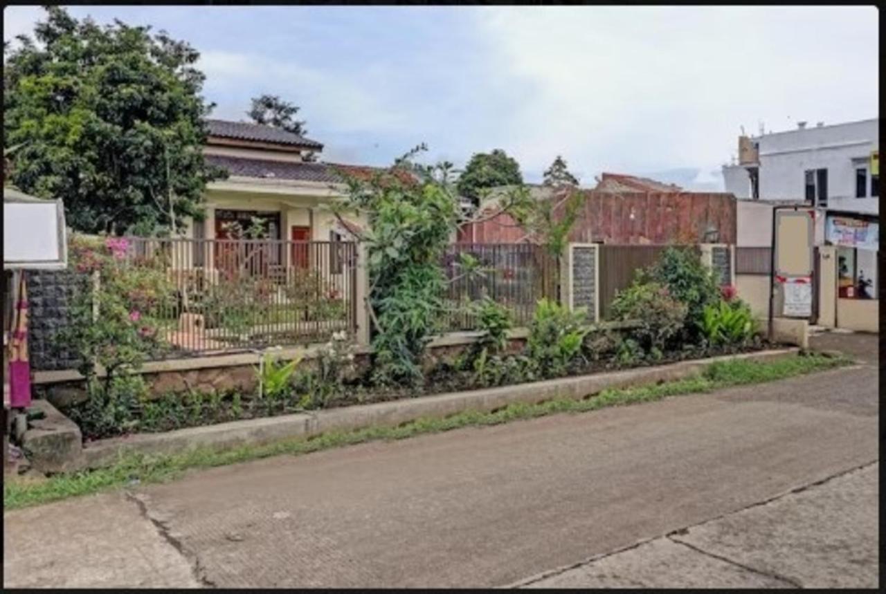 Adinda Homestay Lembang Exterior photo